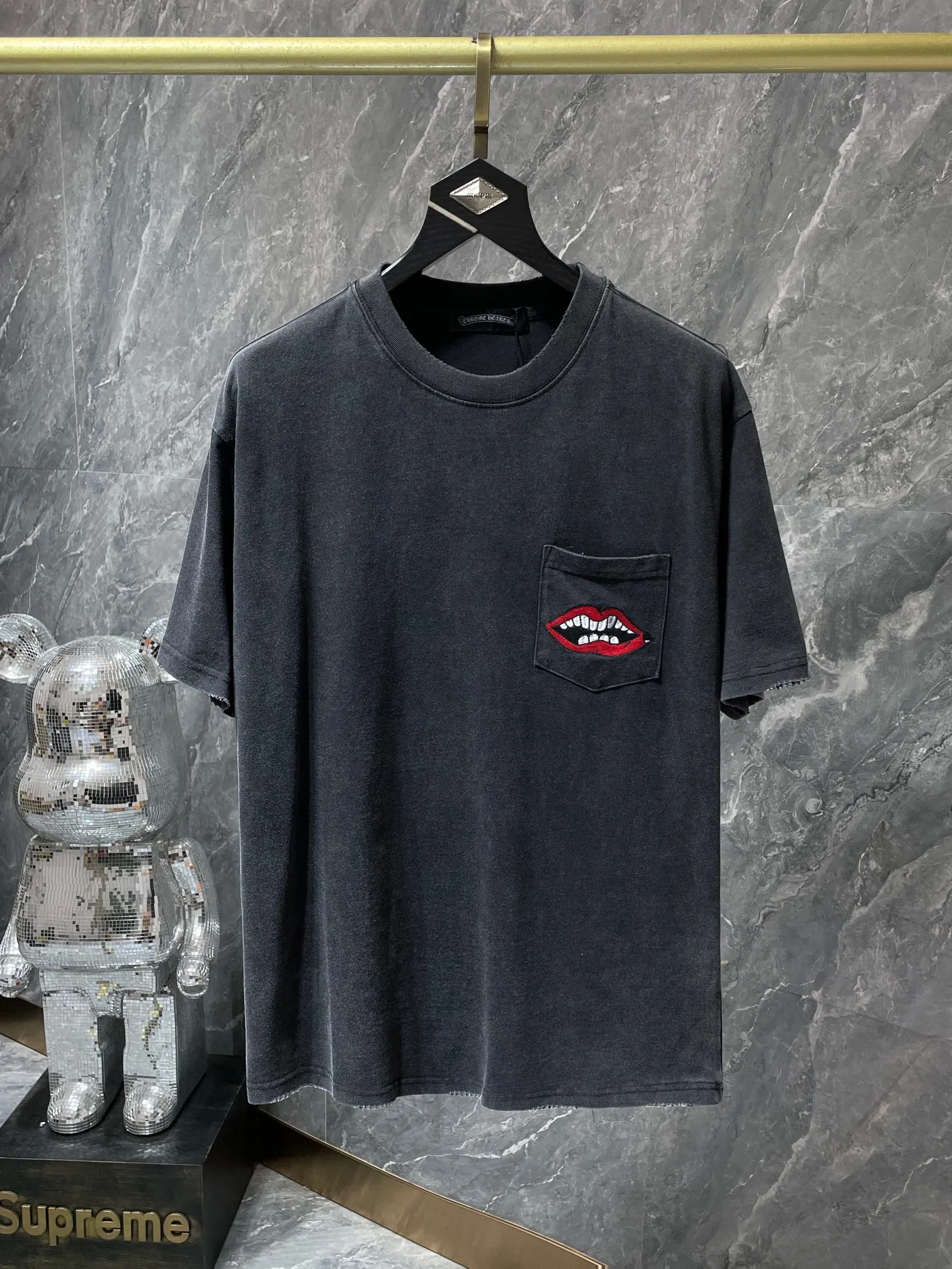 P186 New Chrome Hearts 25ss for summer. High weight, environmentally friendly and high-quality top-quality fabric 280g. Crow horseshoe red mouth, dark Sanskrit patch embroidered short sleeves. Purely hand-cut, heavy-duty fraying and washing process. Counter synchronization. Re-engraved version 1:1. Recommended color: black. Size: S, M, L, XL.